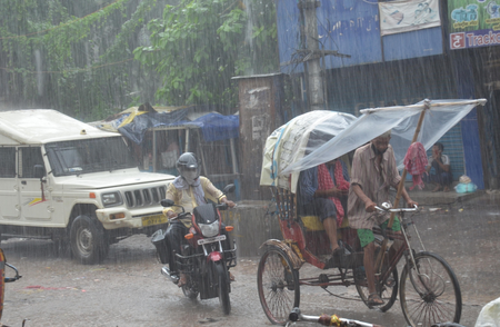 बिहार: पटना में भीषण तूफान और बारिश से बिगड़े हालात, यातायात और बिजली आपूर्ति ठप