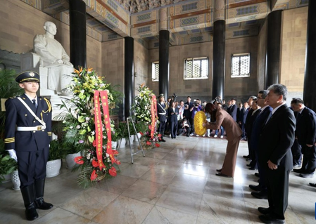 चीनी क्वोमिनतांग पार्टी की अध्यक्ष ने नानचिंग में सुन याटसेन समाधि पर श्रद्धांजलि अर्पित की