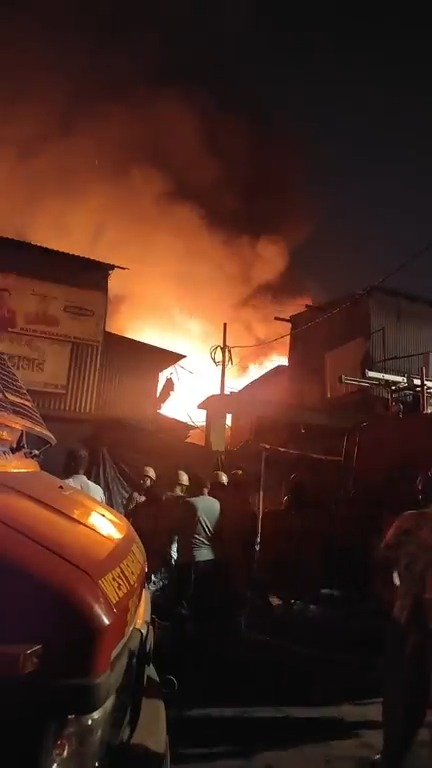 कोलकाता में भीषण आग से कई दुकानें जलकर खाक, दमकल की 15 गाड़ियों ने पाया काबू