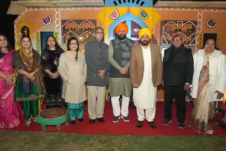 पंजाब लोक भवन में लोहड़ी उत्सव: राज्यपाल और सीएम मान-सैनी ने शिरकत कर सद्भाव बढ़ाया