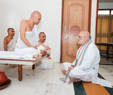 गृह मंत्री अमित शाह ने अहमदाबाद में जैन आचार्यों से की मुलाकात, अहिंसा-संयम का दिया संदेश