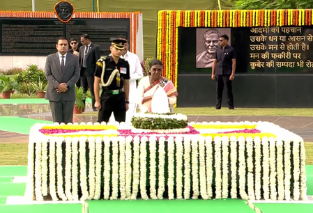 राष्ट्रपति और प्रधानमंत्री समेत कई नेताओं ने पुण्यतिथि पर अटल बिहारी वाजपेयी को पुष्पांजलि अर्पित की