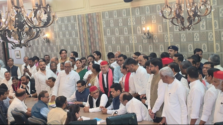 राज्यसभा के रण में सपा का बड़ा दांव, रामगोपाल के साथ धनराज नाथवानी ने किया नामांकन