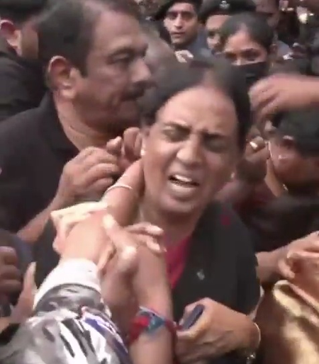 तेलंगाना विधानसभा विवाद: बीआरएस विधायकों ने महिला साथियों से की बदसलूकी, मंत्री सीतक्का ने वीडियो जारी कर लगाया आरोप
