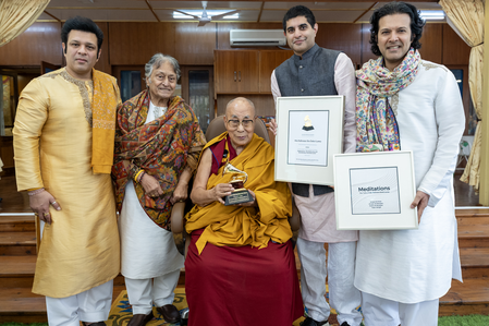 उस्ताद अमजद अली ने धर्मशाला में दलाई लामा को सौंपा ग्रैमी सम्मान, बताया- 'गर्व और सौभाग्य की बात'