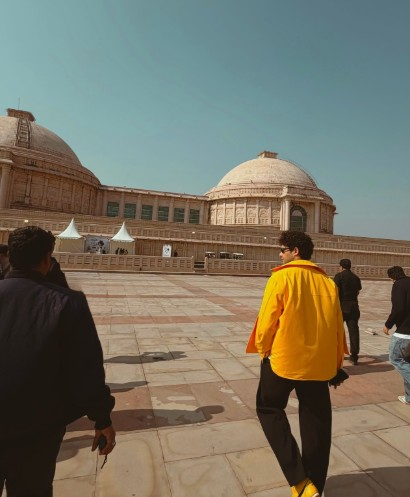 सिद्धांत चतुर्वेदी पर लखनऊ का चढ़ा खुमार, मृणाल ठाकुर संग शेयर कीं खास तस्वीरें