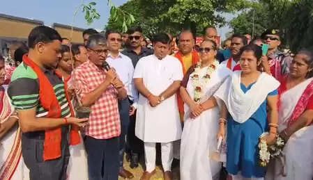 मालदा : केंद्रीय मंत्री सुकांत मजूमदार ने पीएम मोदी की मां के नाम पर लगाया पौधा, पर्यावरण संरक्षण का संदेश