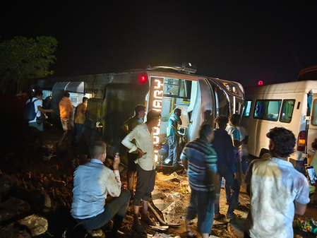 नासिक-अहमदाबाद मार्ग पर बस दुर्घटनाग्रस्त; 2 यात्रियों की मौत और 6 घायल
