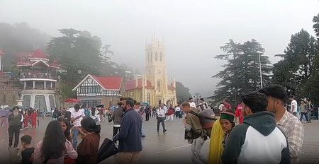 हिमाचल प्रदेश: हल्की बारिश से सुहावना हुआ शिमला का मौसम, खुश नजर आए पर्यटक
