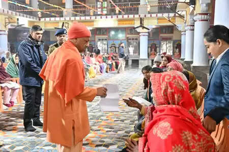 कड़ाके की ठंड के बीच सीएम योगी ने किया जनता दर्शन, 250 लोगों की समस्याएं सुनी