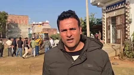 करौली: नगर परिषद ने अतिक्रमण पर चलाया बुलडोजर, सड़क मार्ग को खुलवाया