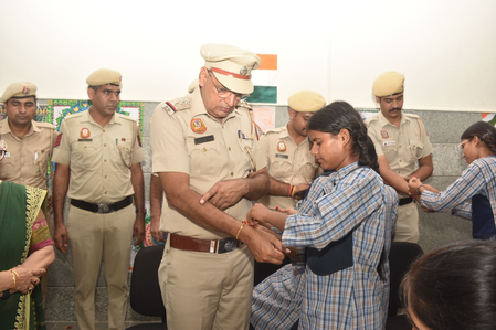 दिल्ली पुलिस ने सरकारी स्कूलों में 'रक्षा का वचन' अभियान का किया आयोजन
