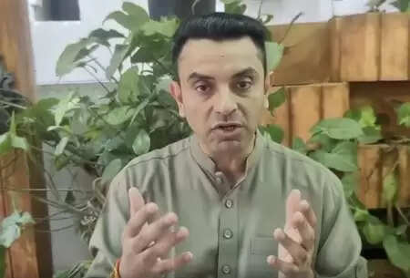 'भूकंप, धमाका छोड़ो, कंपन तक नहीं हुआ', संजय राउत पर तहसीन पूनावाला का तंज