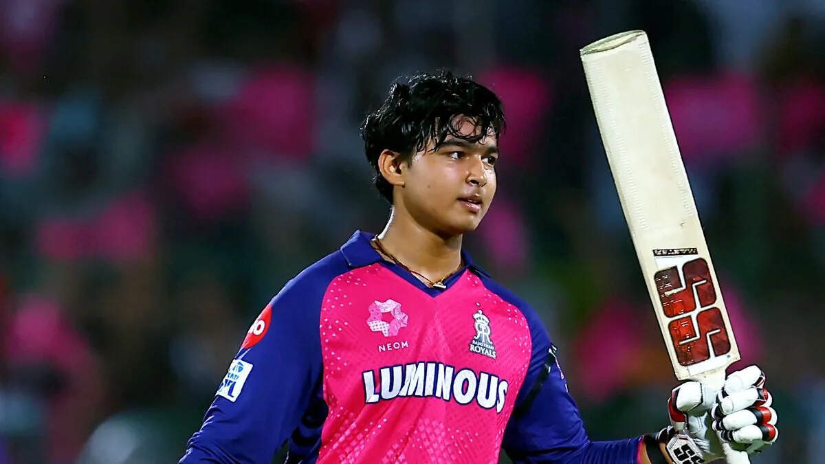 पापा का छूट गया काम, बहुत मुश्किल से चलता था घर खर्च, बडे संघर्षों के बाद वैभव सूर्यवंशी बने क्रिकेटर, Video में खुद बताया