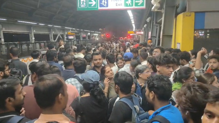 रक्षा बंधन से पहले नोएडा के बोटेनिकल गार्डन मेट्रो स्टेशन पर उमड़ा यात्रियों का सैलाब