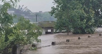 मध्य प्रदेश: भारी बारिश से नर्मदा नदी उफान पर, डिंडोरी-जबलपुर सड़क संपर्क टूटने से स्कूल बंद