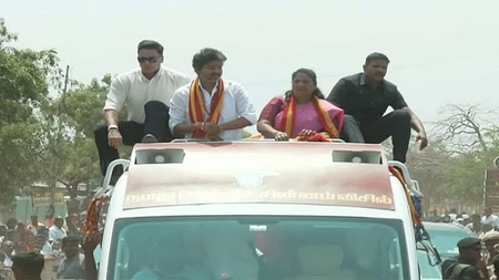 तमिलनाडु उपचुनाव : मुख्यमंत्री विजय ने धारापुरम में टीवीके उम्मीदवार के समर्थन में किया रोड शो