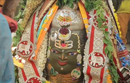 राजा स्वरूप में बाबा महाकाल का भव्य शृंगार, भस्म आरती में बड़ी संख्या में शामिल हुए श्रद्धालु
