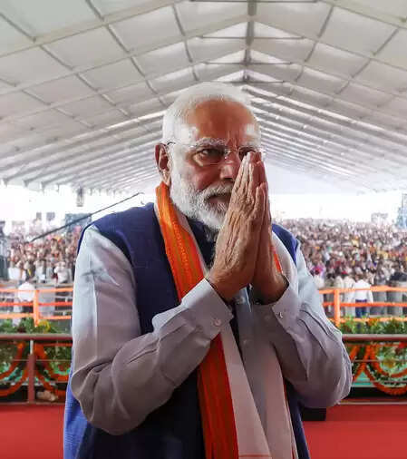 बिहार: रोड शो के बाद पीएम मोदी ने पटना साहिब में टेका मत्था