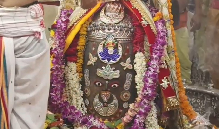 रजत मुकुट, रुद्राक्ष की माला से राजा स्वरूप में सजे बाबा महाकाल, भस्म आरती में जुटे हजारों श्रद्धालु