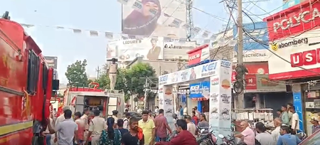 बिहार: पटना के चांदनी बाजार में बिजली के सामान के गोदाम में आग लगी