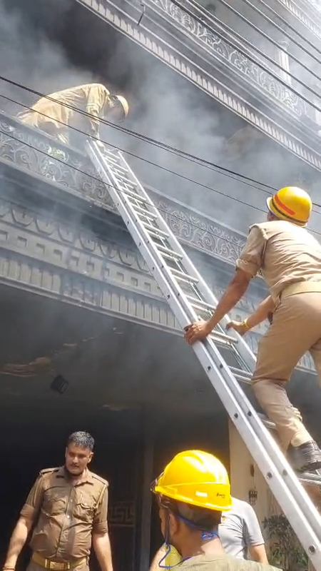 गाजियाबाद: रिहायशी मकान में भीषण आग, 9 लोगों का रेस्क्यू, कोई जनहानि नहीं