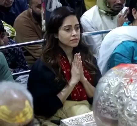 बाबा महाकाल के दरबार में नुसरत भरूचा ने टेका मत्था, भस्म आरती में हुईं शामिल