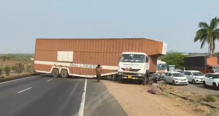 इंदापुर में हाईवे पर कंटेनर खराब, दो घंटे तक लगा भारी ट्रैफिक जाम