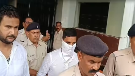 जमशेदपुर के हिमांशु सिंह हत्याकांड में दो लाख के इनामी मुख्य आरोपी विश्वनाथ मंडल ने कोर्ट में किया सरेंडर
