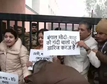 तृणमूल कांग्रेस के सांसदों ने दिल्ली में अमित शाह के कार्यालय के बाहर किया प्रदर्शन
