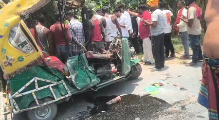 बिहार : पिकअप और ऑटो के बीच टक्कर में चार की मौत, चार घायल
