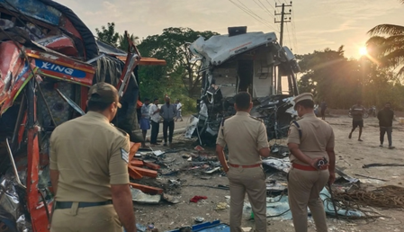 कर्नाटक के मैसूरु में भीषण हादसा, बस-ट्रक में आमने-सामने टक्कर, 4 की मौत, 20 से ज्यादा घायल