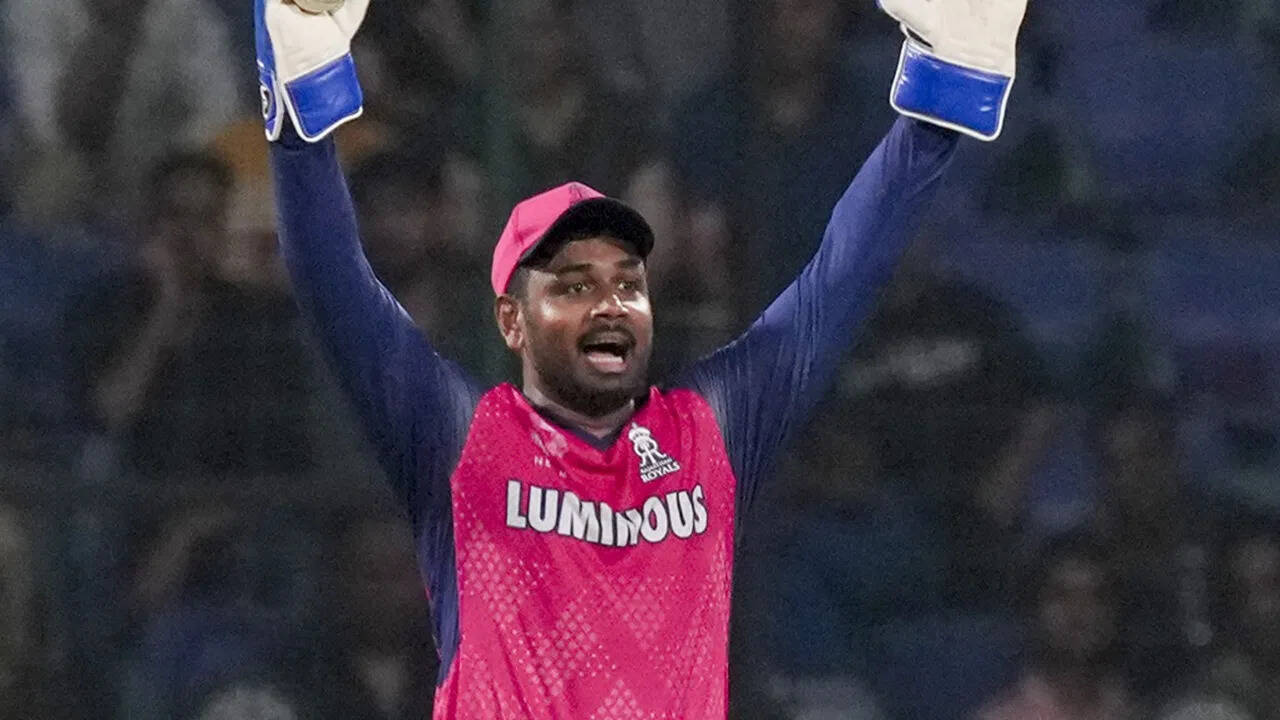 IPL 2025: संजू सैमसन पर आई फैंस के लिए बहुत बुरी खबर, राजस्थान रॉयल्स टीम छोड़कर बेंगलुरु हुई रवाना