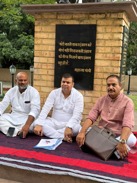 कैलारस शुगर मिल से जुड़े सवालों को खारिज किए जाने पर मध्‍य प्रदेश कांग्रेस विधायकों का विरोध प्रदर्शन