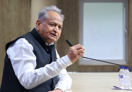 नया प्रकाशक सोनिया गांधी की पुस्तक 10 नवंबर को प्रकाशित करेगा: अशोक गहलोत