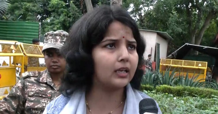 राहुल गांधी के आवास के बाहर महिला का विरोध प्रदर्शन, बोली- टिकट के बदले पैसे मांगे, हमें बेवकूफ बनाया