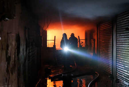 मुंबई में दो अलग-अलग हादसे: गड्ढे में गिरने से 8 घायल, मानखुर्द में आग लगने से कई दुकानें जलकर खाक