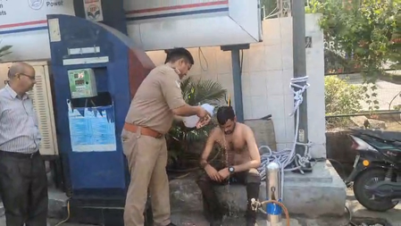 नोएडा : आत्मदाह की कोशिश नाकाम, पुलिस की तत्परता से बची युवक की जान