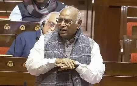 नियम 267 पर टकराव: खड़गे बोले यह नियम जरूरी, सरकार ने कहा, “किसी बहस से नहीं भाग रहे”