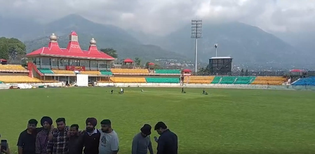 वीकेंड से पहले धर्मशाला में उमड़े पर्यटक, त्रियुंड ट्रेक और पैराग्लाइडिंग का ले रहे लुत्फ