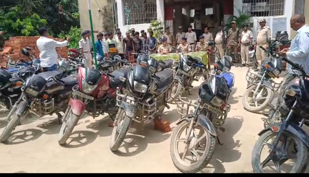 बिहार: पूर्वी चंपारण में चोरी की बाइक के दो गिरोहों का भंडाफोड़, 28 मोटरसाइकिल बरामद; 12 आरोपी गिरफ्तार