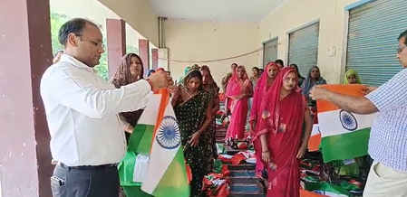 जौनपुर की 300 ग्रामीण महिलाएं बना रहीं पांच लाख तिरंगा, ‘हर घर तिरंगा’ अभियान को दे रहीं नई रफ्तार
