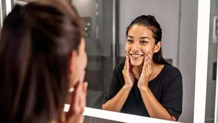 लैक्टिक एसिड से भरपूर कच्चा दूध, त्वचा को अंदर से साफ करने में करे मदद