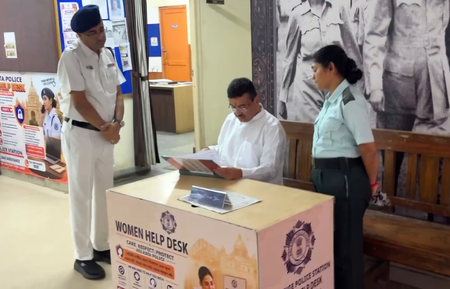 पश्चिम बंगाल के मुख्यमंत्री ने अग्निशमन विभाग मुख्यालय और पुलिस थानों का अचानक दौरा किया
