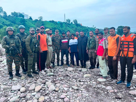 सेना ने बाढ़ प्रभावित जम्मू-कश्मीर के राजौरी में तेजी से बचाव अभियान चलाकर 11 नागरिकों की जान बचाई