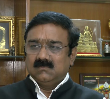 'जब मुंह के बल गिरने से बत्तीसी गिरती है, तो आयोग दिखता है', भाजपा सांसद का सपा पर तंज