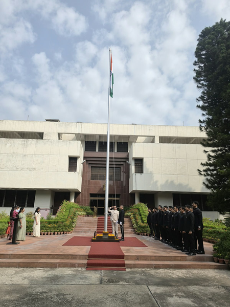 फ्रांस के राष्ट्रपति ने दी स्वतंत्रता दिवस की शुभकामनाएं, पाकिस्तान स्थित भारतीय उच्चायोग में भी लहराया गया तिरंगा