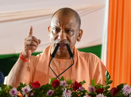 ग्रेटर नोएडा बस हादसा: सीएम योगी ने किया मुआवजे का ऐलान, मृतकों के परिजनों को 2-2 लाख की मदद