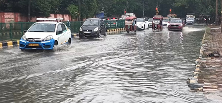 दिल्ली में लगातार हो रही बारिश से परेशानियां बढ़ीं, कहीं गिरे पेड़ तो कहीं भरा पानी