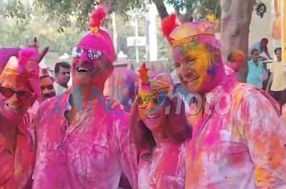 बेफिक्र होकर मनाए होली, जिद्दी रंगों से नाखूनों को बचाने के लिए अपनाएं ये आसान टिप्स